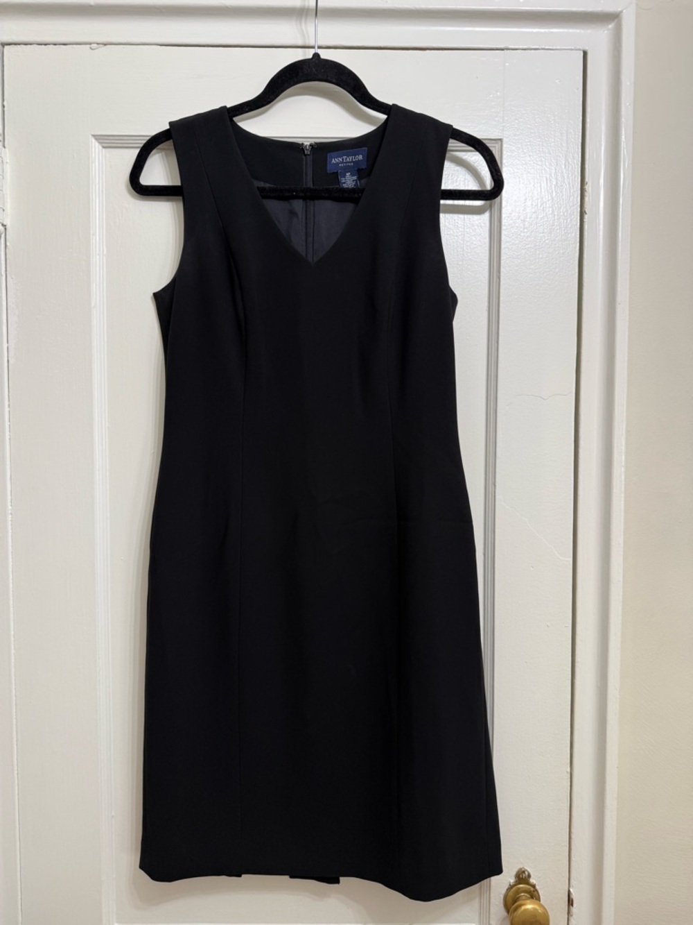 Ann Taylor Black Sleeveless V-Neck Sheath Dress - Women’s Petite 6
